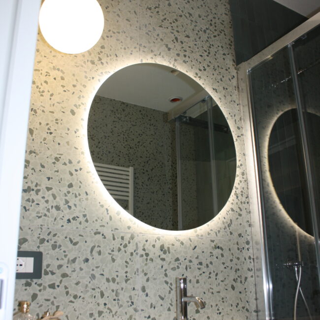 Bagno con specchio retroilluminato — ristrutturazione di un appartamento a Salerno