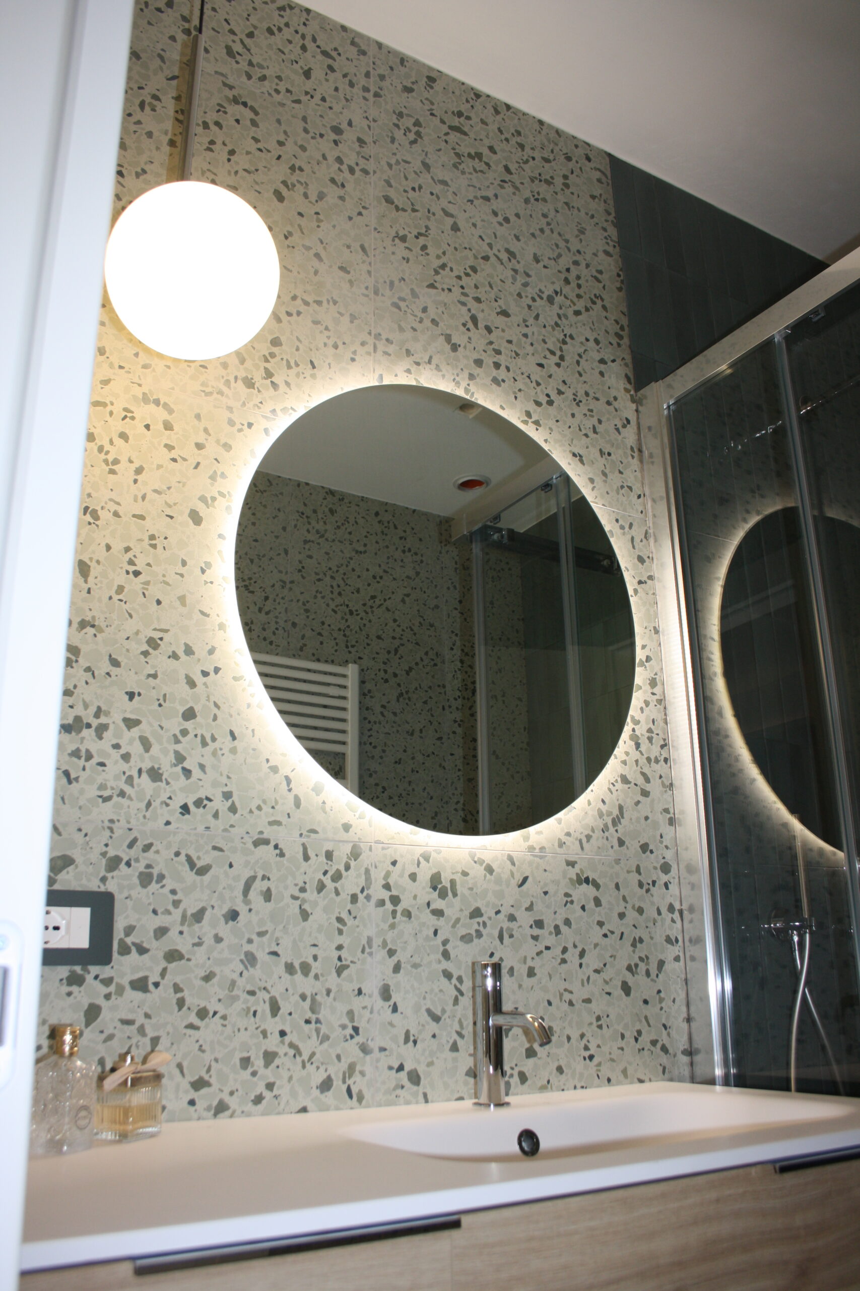 Bagno con specchio retroilluminato — ristrutturazione di un appartamento a Salerno