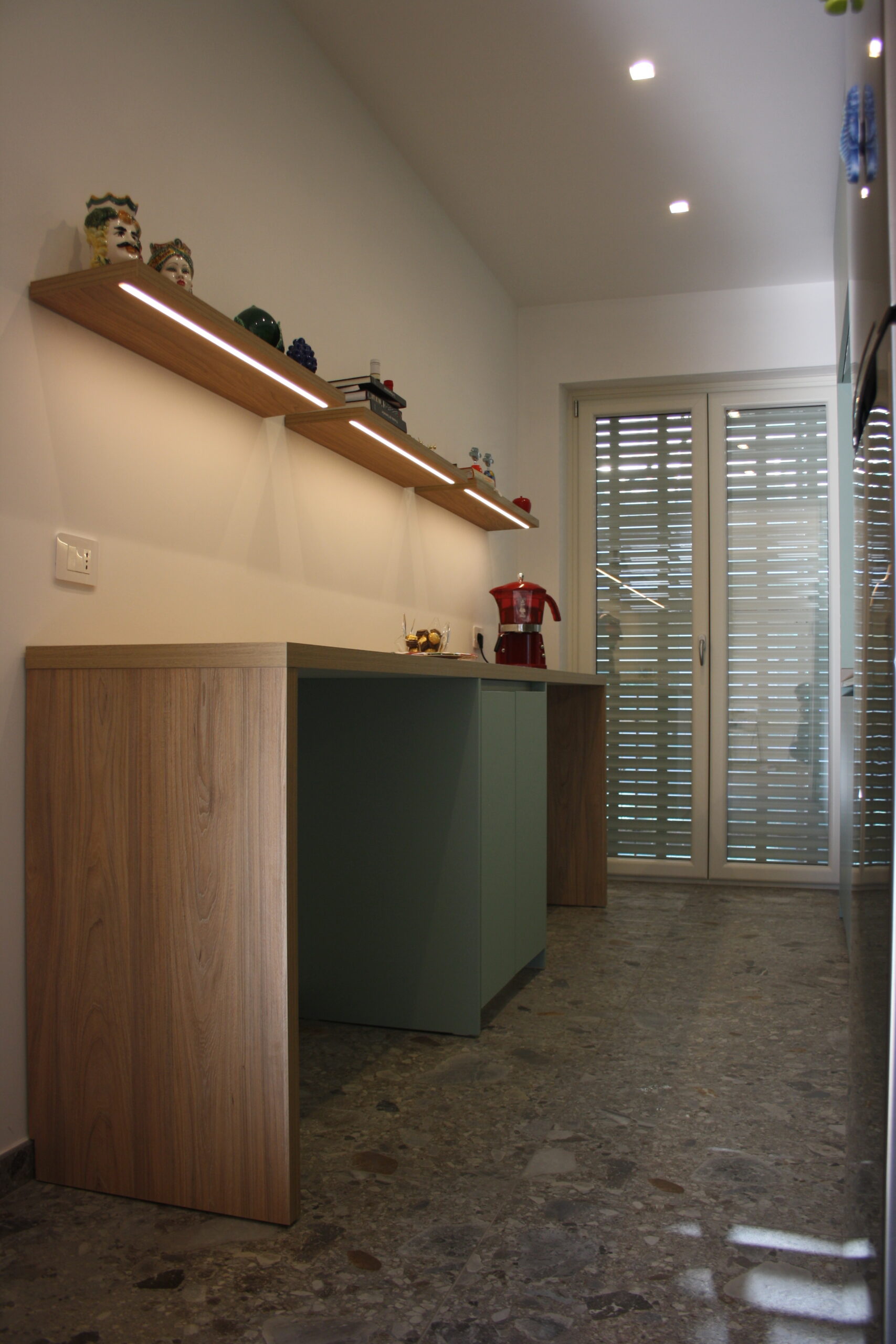 Cucina con isola — ristrutturazione di un appartamento a Salerno