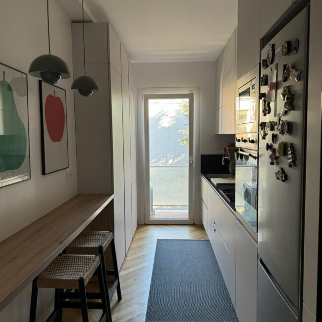 Cucina dopo la ristrutturazione dell'appartamento a Roma