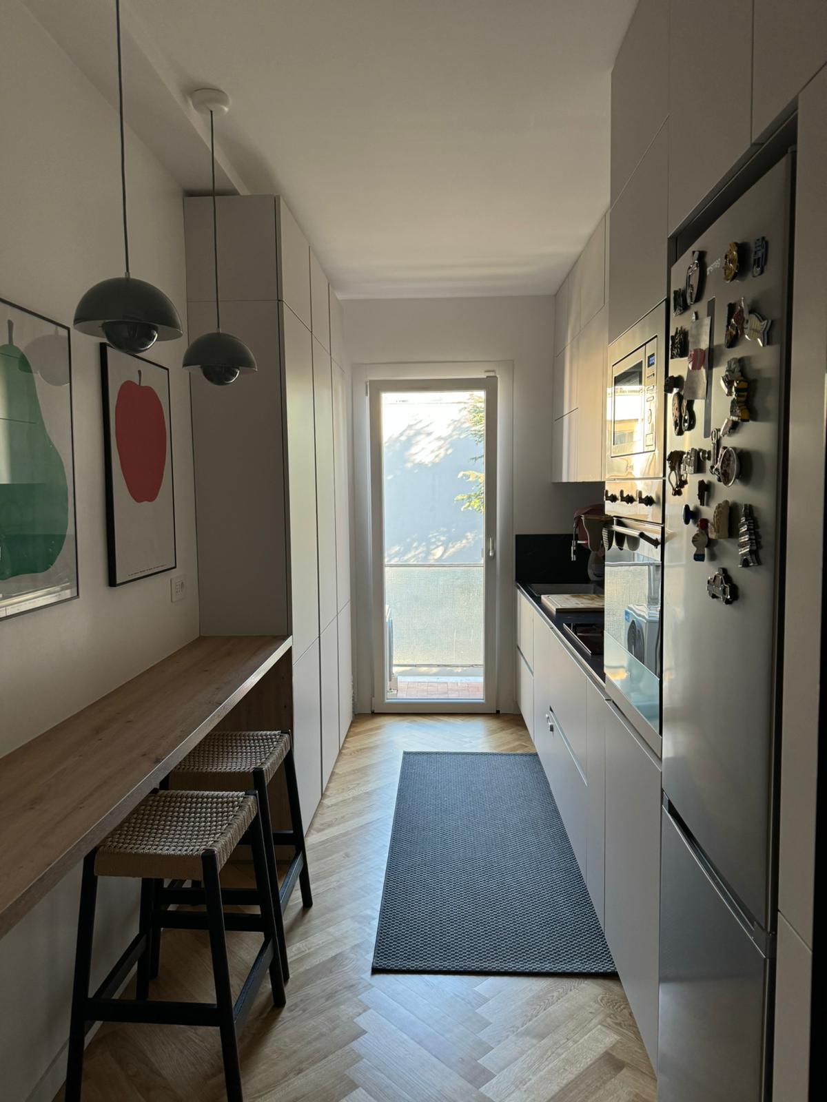 Cucina dopo la ristrutturazione dell'appartamento a Roma