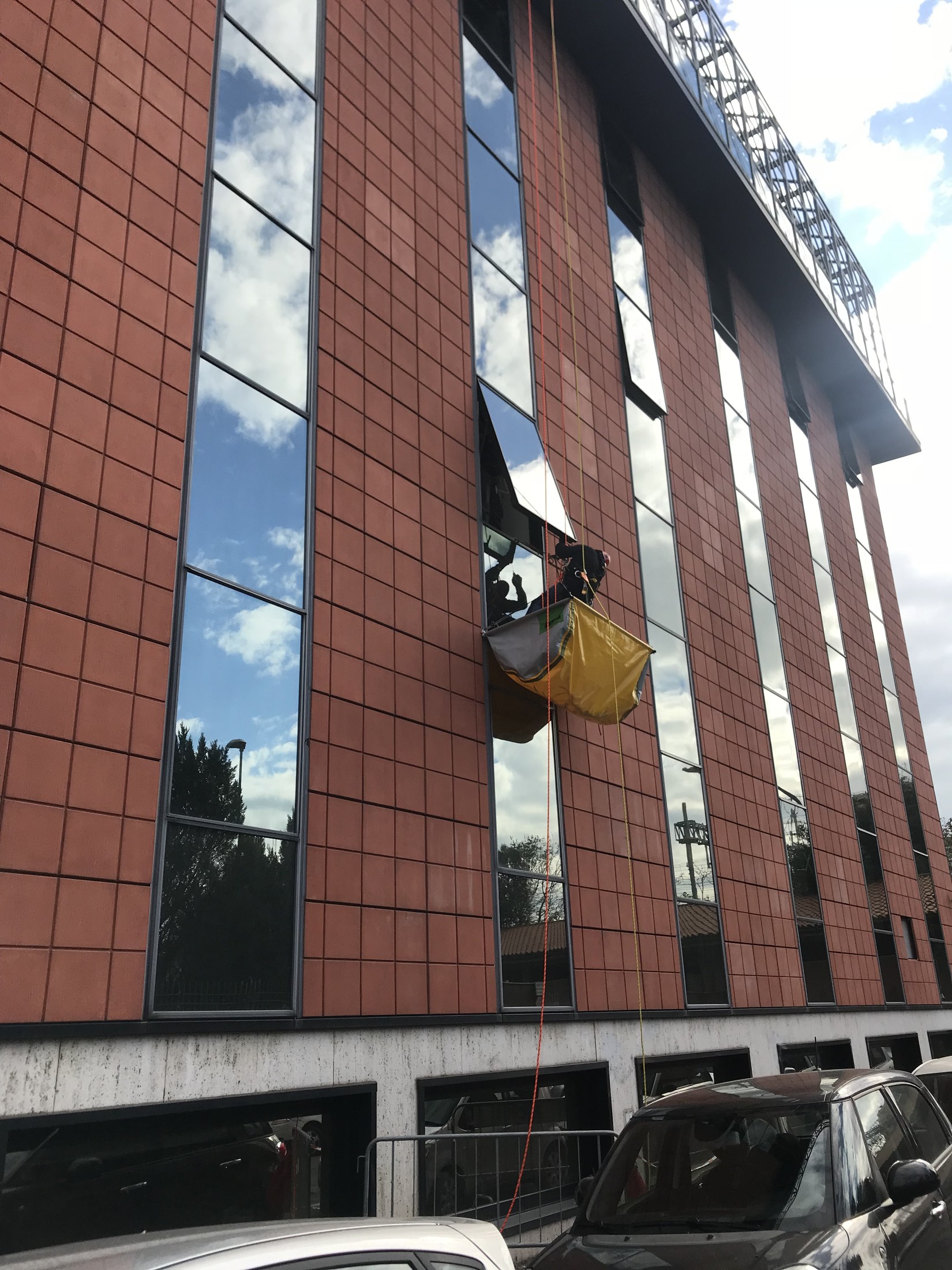 Operatore in fune durante la manutenzione dell'immobile