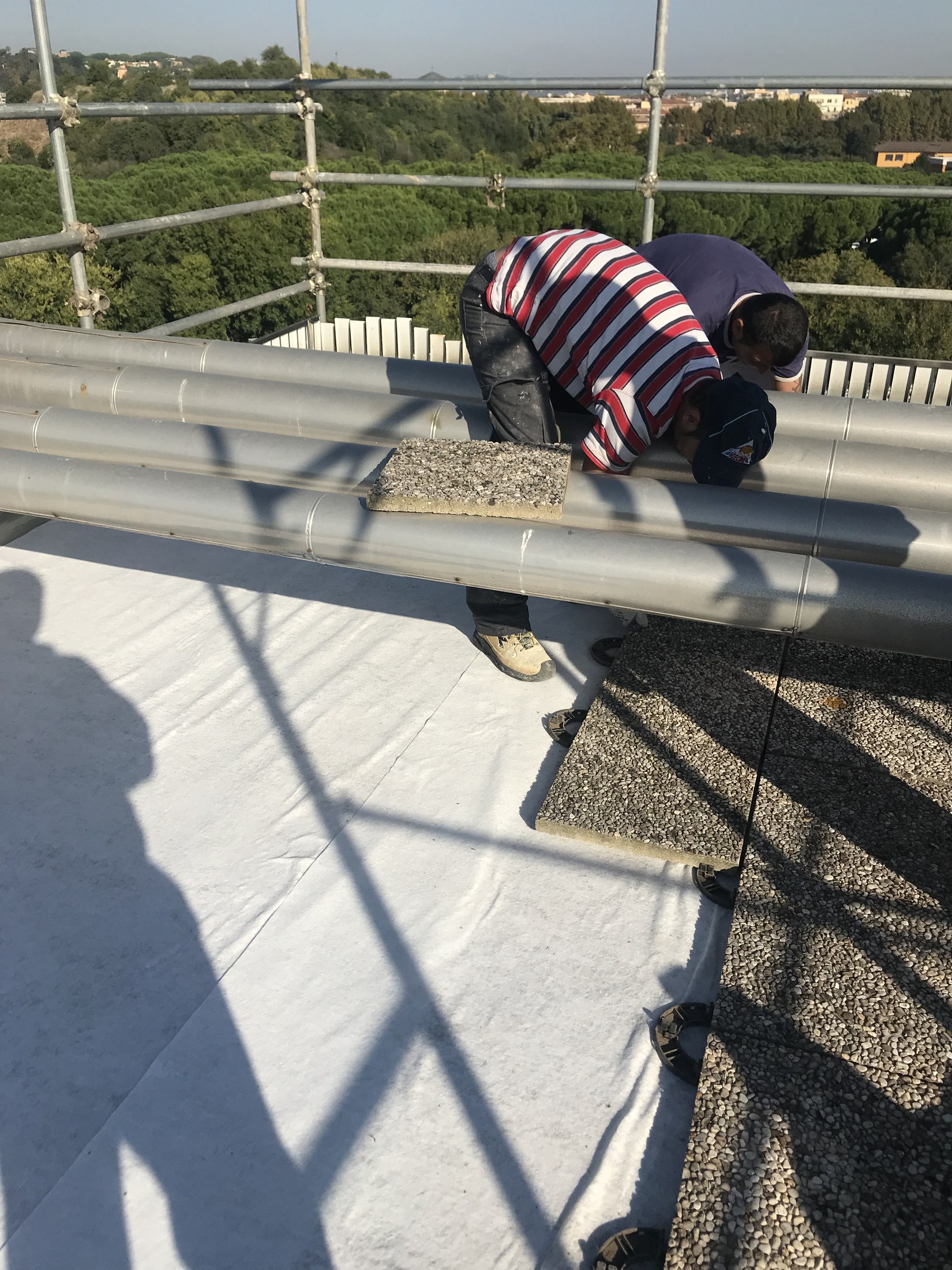 Operai durante le lavorazioni di impermeabilizzazione della copertura